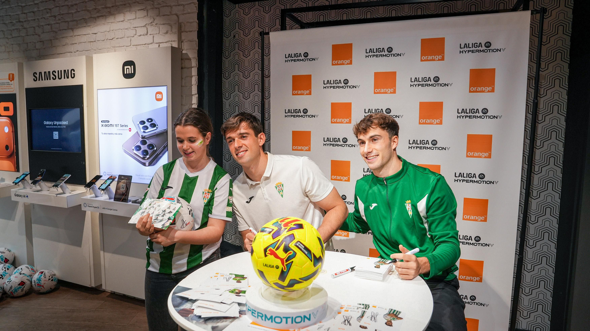 Mikel Goti e íker Álvarez firman autógrafos a los aficionados del Córdoba CF