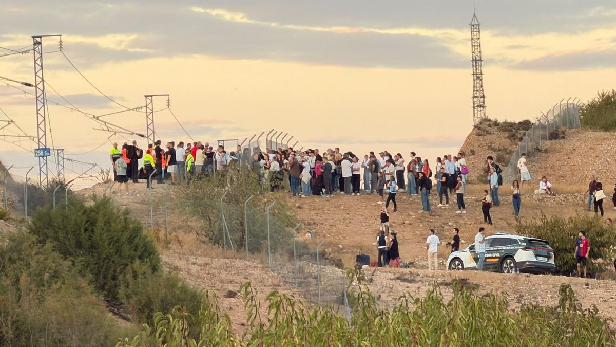 Pasajeros esperando una solución para ser trasladados