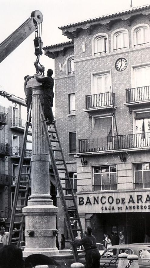 1969; "El Torico" vuelve a su pedestal tras sesenta días de ausencia por obras de acondicionamiento de la fuente
