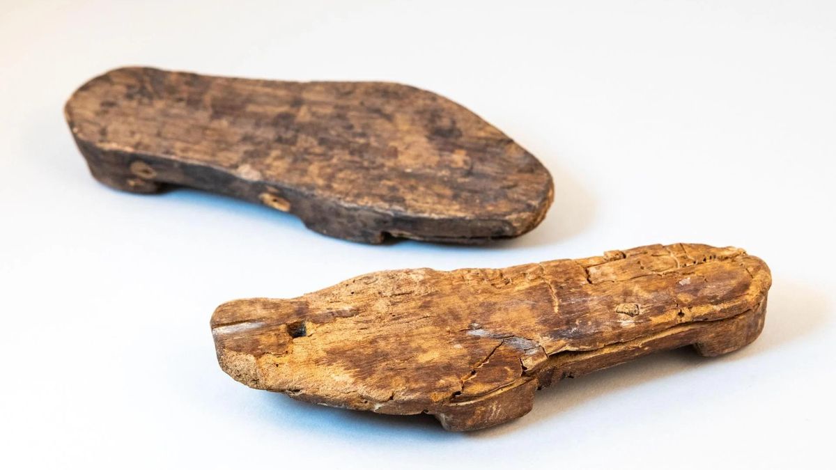Zapatos de madera encontrados durante las excavaciones