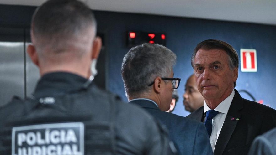 Bolsonaro admite que llamó a los jefes de las Fuerzas Armadas para "cuestionar" el triunfo electoral de Lula