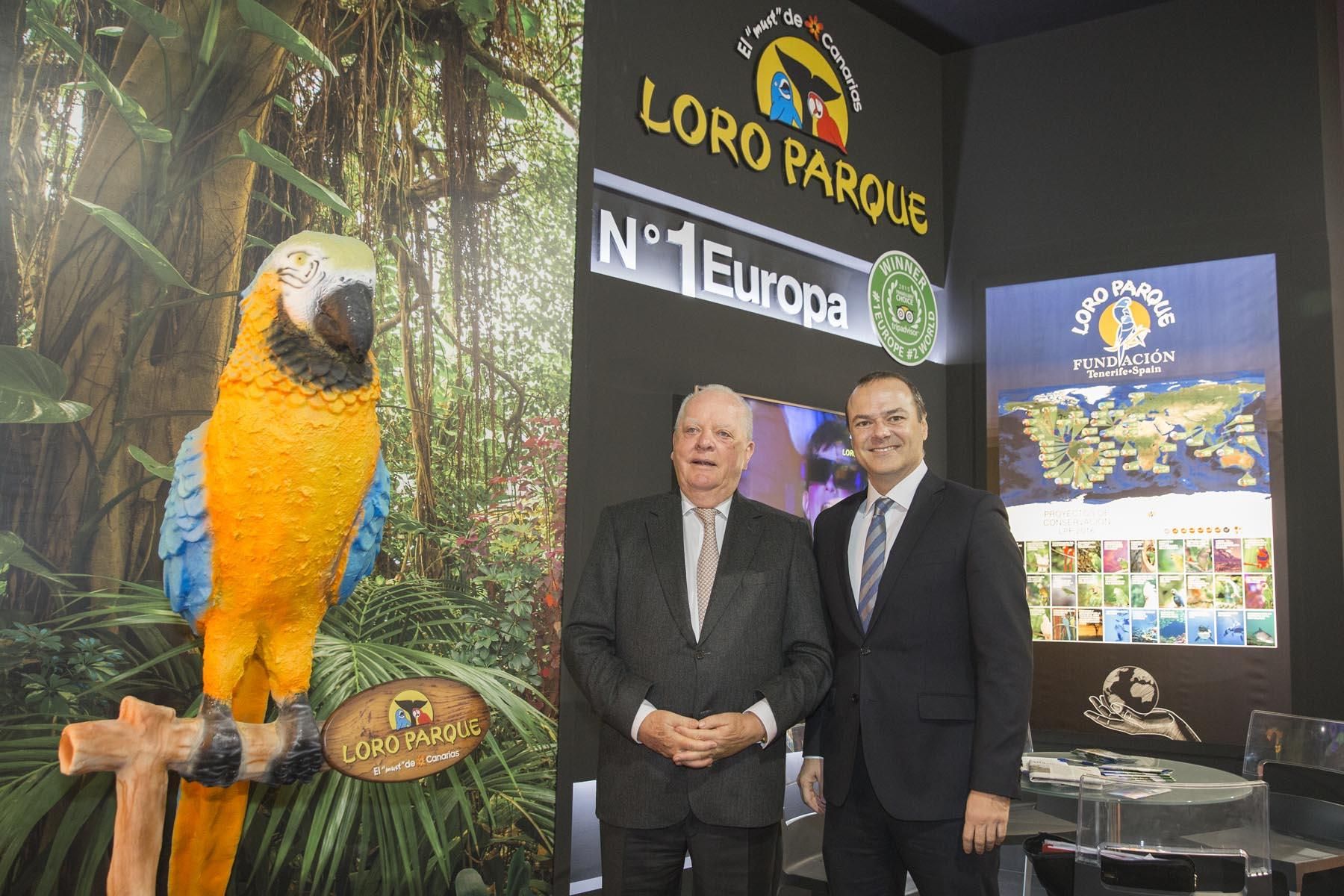 El alcalde de LPGC, Augusto Hidalgo, visita el stand de Loro Parque.