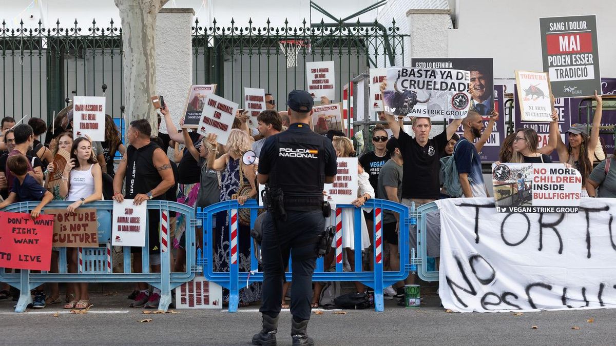 Carteles y pancartas en protesta por la celebración de la corrida de toros.