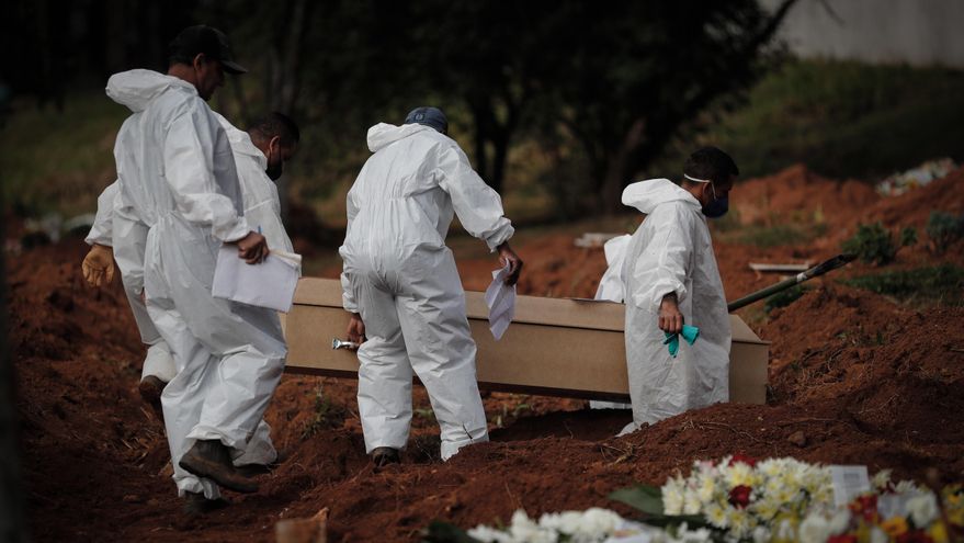 Trabajadores entierran a una víctima mortal de covid-19 en el Cementerio Vila Formosa, en Sao Paulo (Brasil). EFE/Fernando Bizerra Jr/Archivo