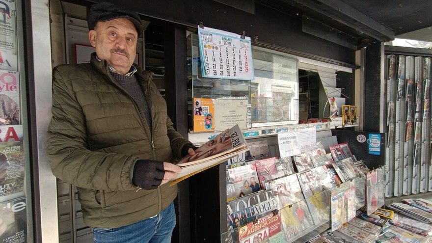 Aurelio dice adiós a su quiosco de prensa en Lavapiés tras 60 años de negocio: "Somos una pequeña familia"