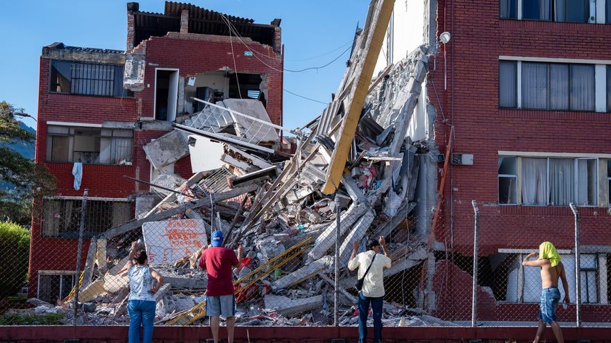 Personas observan viviendas afectadas luego de un terremoto de magnitud 7,4 este lunes, en Pereira (Colombia).