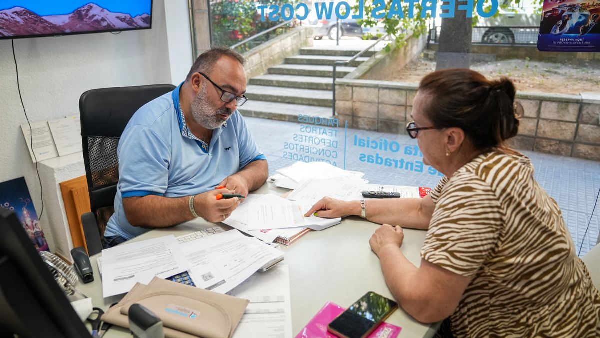 Agentes de Mezquita Viajes atienden a clientes interesados en planificar sus próximas vacaciones
