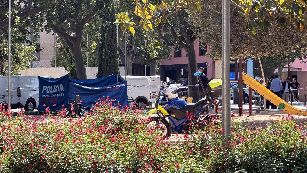 Los Mossos d'Esquadra han acordonado el lugar de los hechos, en la rambla Traradellas de Figueres