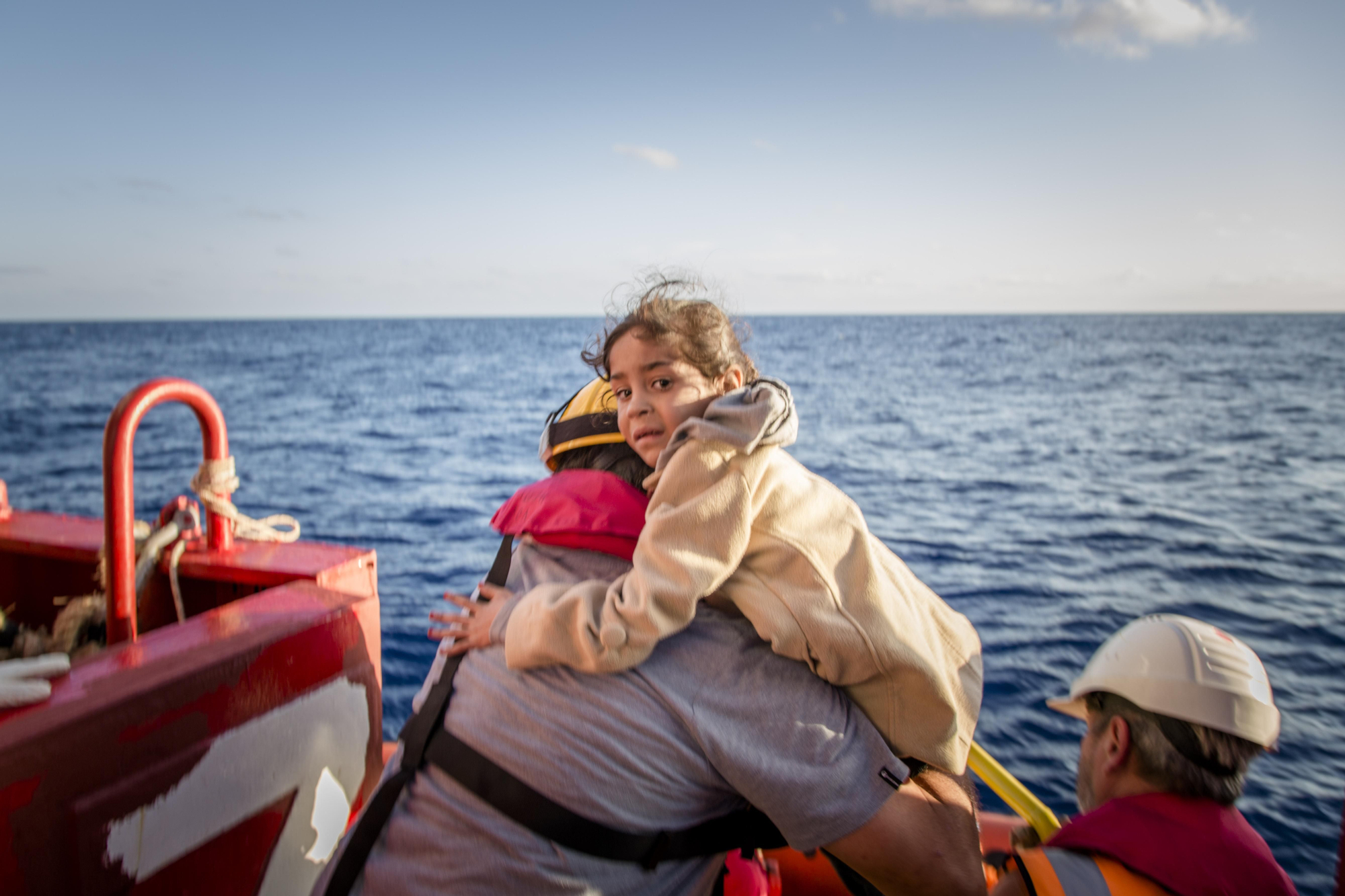Amena (nombre ficticio), una niña siria de cinco años es traída a bordo del Vos Hestia por los miembros del equipo de Save the Children, el 12 de octubre de 2016. | Foto: Jonathan Hyams/Save the Children