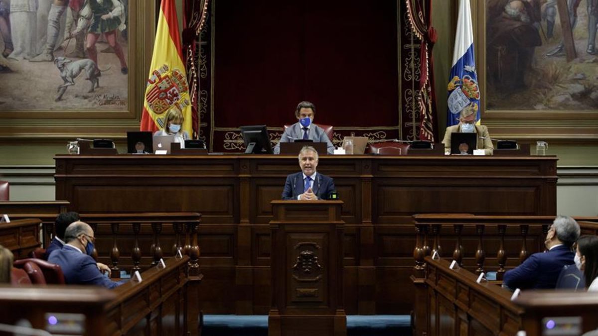 El presidente del Gobierno de Canarias, Ángel Víctor Torres, en el Parlamento.