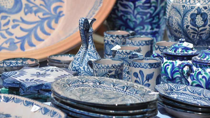 Cerámicas expuestas en uno de los puestos de la Fería de la Cacharrería