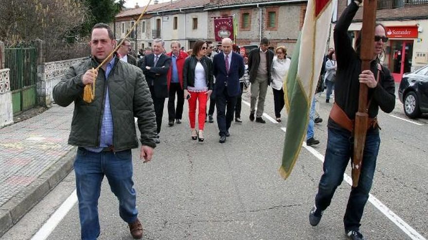Peio García / ICAL El director general de Producción Agropecuaria e Infraestructuras Agrarias, Jorge Llorente (CD), inaugura la XXI Muestra de Gallo de Pluma y Mosca Artificial de La Vecilla (León).