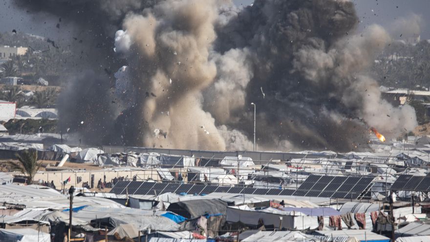 Imagen de archivo de un ataque aéreo israelí dirigido al campamento de Ghaith, que alberga a personas desplazadas, en la zona de Al Mawasi, al oeste de Jan Yunis, en el sur de la Franja de Gaza. EFE/EPA/HAITHAM IMAD