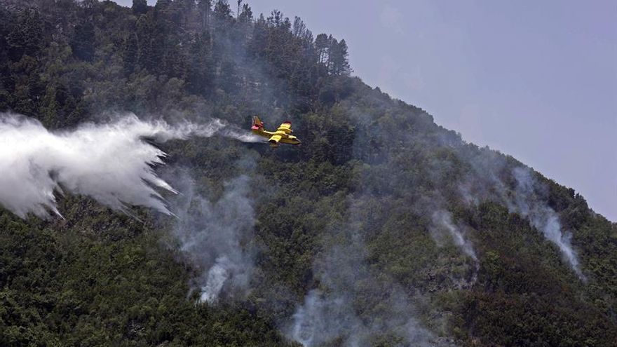 Labores de extinción del incendio forestal de Los Realejos