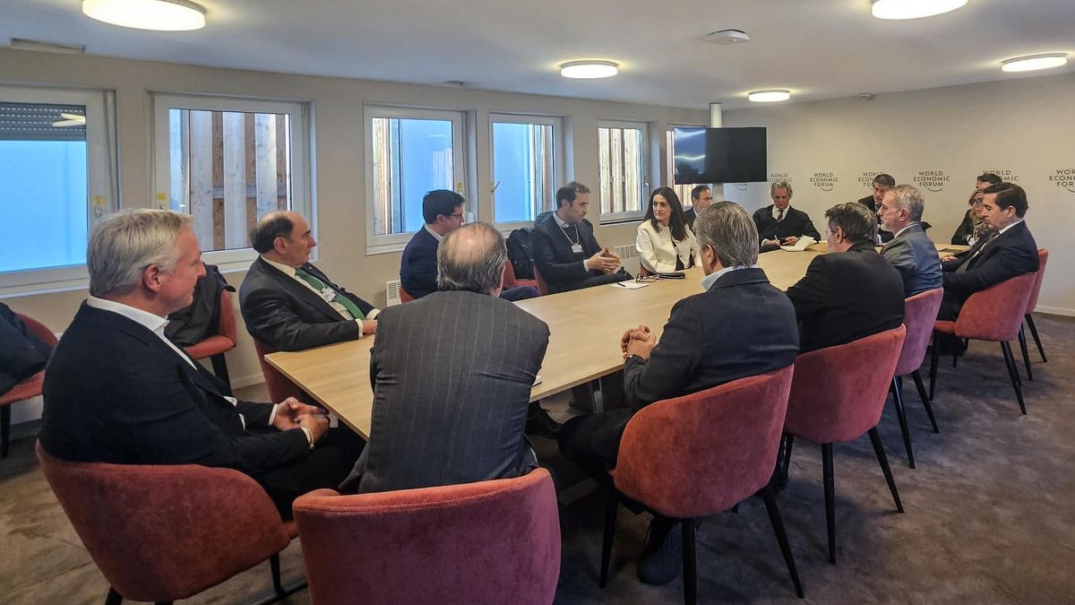 El ministro de Economía, Comercio y Empresa, Carlos Cuerpo, y el ministro para la Transformación Digital y de la Función Pública, Óscar López, se reúnen en Davos con altos ejecutivos de empresas españolas.