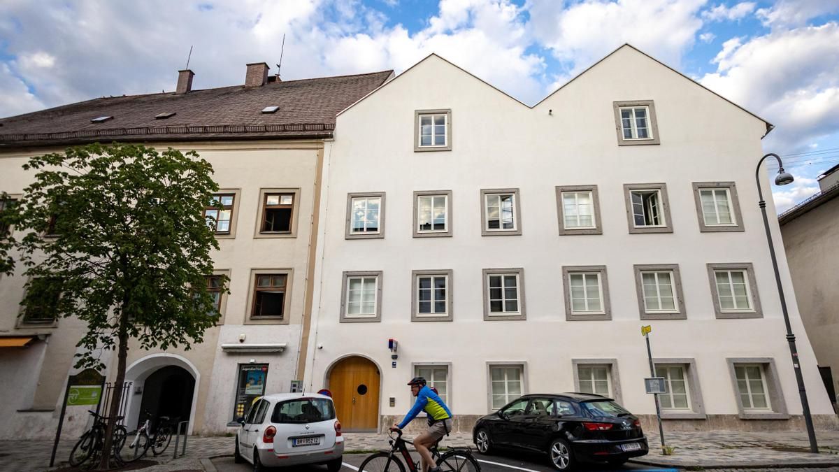 La casa natal de Adolf Hitler convertida en comisaría en Braunau am Inn, Austria