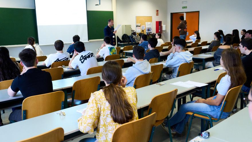 Alumnos durante la primera jornada de la PAU en Cantabria (UC).-ARCHIVO