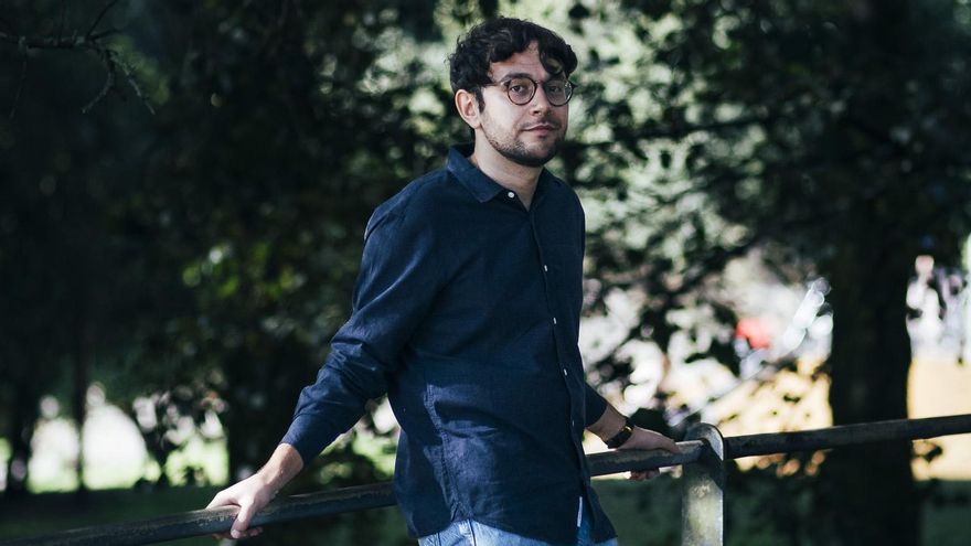 El poeta Ismael Ramos, Premio Nacional de Poesía Joven, en Santiago de Compostela, donde reside.