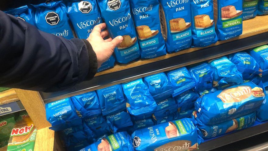 El dólar barato empieza a impactar en el campo, el turismo, la industria, el cine y el software