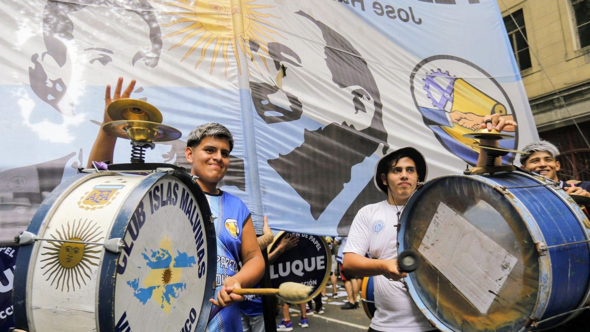 Miles de personas protestaron mientras sesionaban los diputados