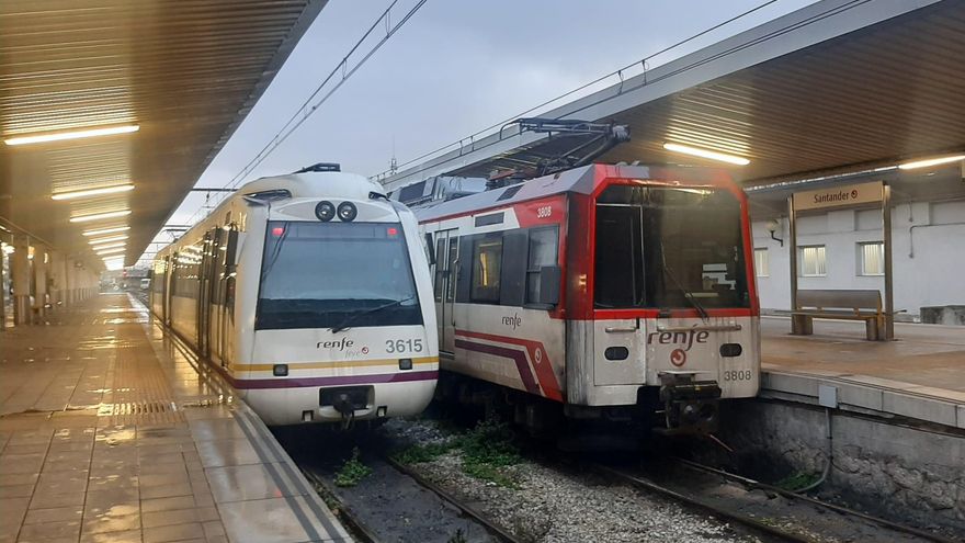 Trenes en la estación de Renfe en Santander.