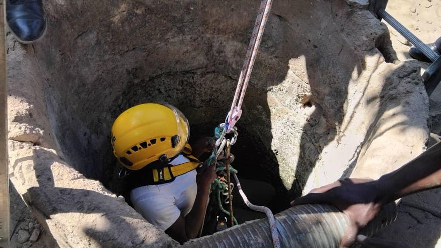 Bomberos de Gambia ejecutan una rápida extracción de un pozo tras la formación del Consorcio de Emergencias de Gran Canaria