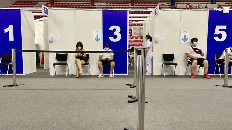 Los jóvenes vascos empiezan a vacunarse en masa: "Sí, aquí estoy. La Pfizer me han puesto"