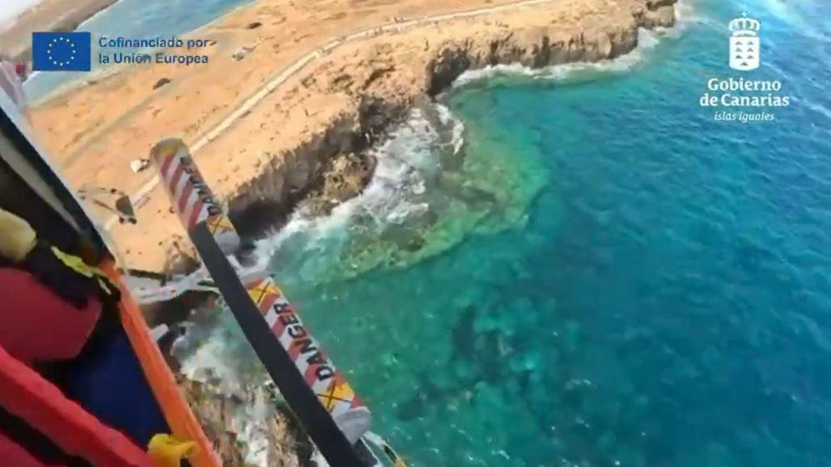 Dos agentes de la Guardia Civil rescatan a un joven del mar al verse en apuros en unas piscinas naturales de Fuerteventura