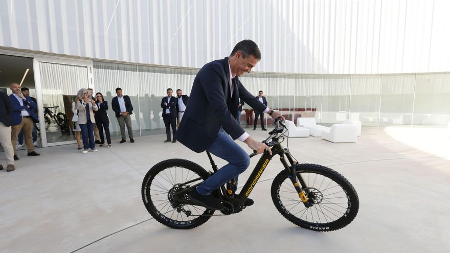 Sánchez prueba una bicicleta en la fábrica de Elche que visitó el 5 de mayo.
