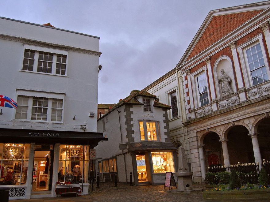 The Crooked House y la fachada posterior del Ayuntamiento de Windsor.