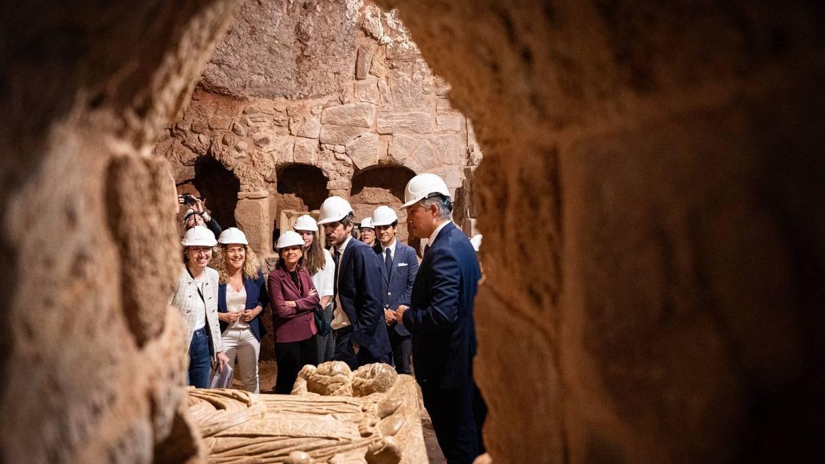 "Abierto por restauración": el ministro Urtasun presenta las visitas al Monasterio de Suso durante las obras