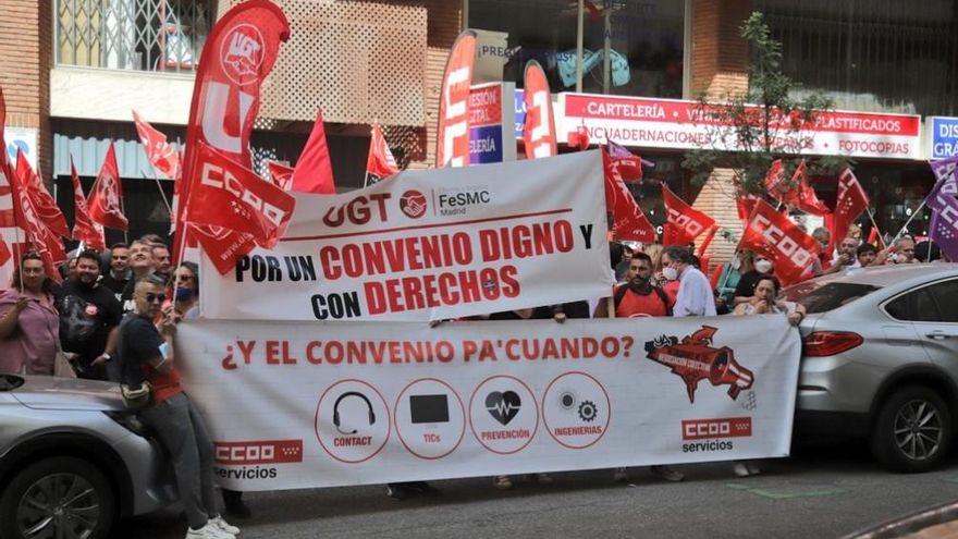 Protesta a las puertas de la patronal de las consultoras: "Ni jornadas de 12 horas, ni quitar los trienios"