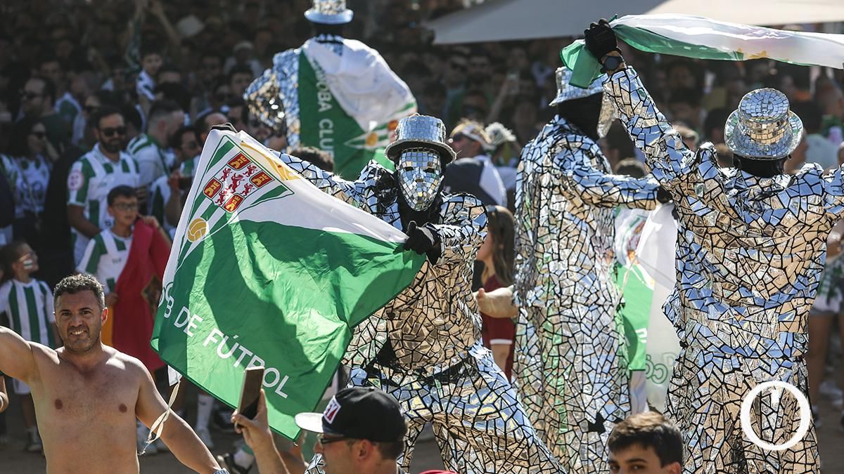 La afición blanquiverde disfruta y calienta motores en la 'fan zone'