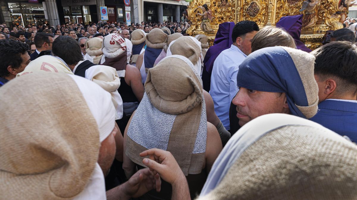 El relevo de la cuadrilla de costaleros, preparado en las Cigarreras