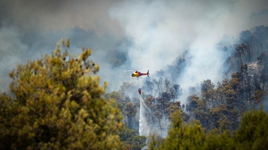 Un helicóptero trabaja en la extinción de un incendio forestal, a 7 de julio de 2026, en Sentmenat, Barcelona, Catalunya (España). Kike Rincón / Europa Press
