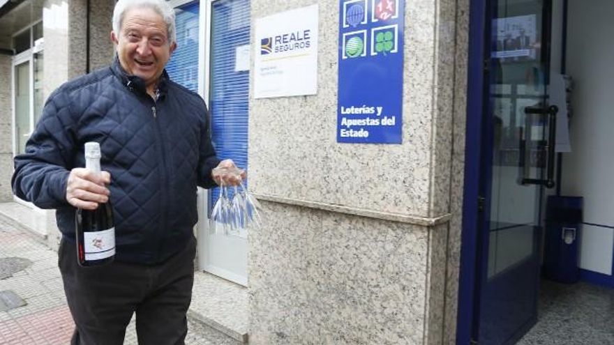 Carlos S. Campillo / ICAL El lotero Tomás Fernández, celebra, junto a vecinos de Veguellina de Órbigo, el primer premio de la Lotería del Niño.