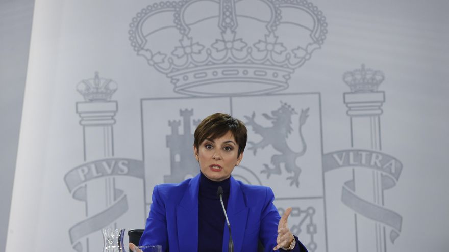 La portavoz del Gobierno y ministra de Política Territorial, Isabel Rodríguez (c) junto con la ministra de Educación, Pilar Alegría (i) y la ministra de Comercio, Turismo e Industria, Reyes Maroto (d) durante la rueda de prensa tras el Consejo de Ministros este lunes en la Moncloa. EFE/ Juan Carlos Hidalgo