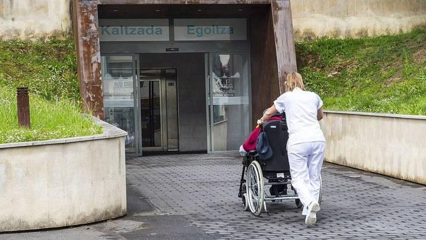 ELA rechaza el decreto de residencias: "Ni garantiza la atención de dos horas por paciente ni elimina la precariedad"