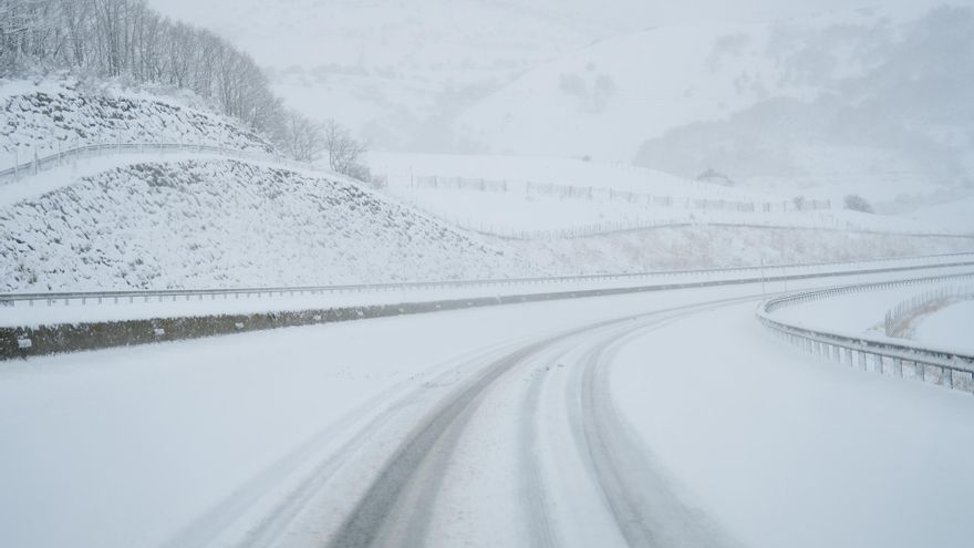 Una carretera cubierta de nieve en Cantabria