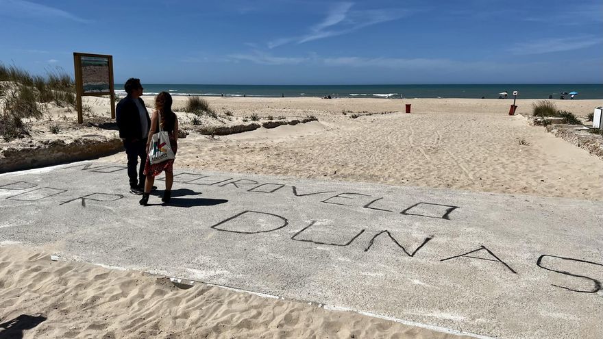 Cemento en las dunas: ecologistas llevan a fiscalía un carril bici europeo de Cádiz porque "afecta a especies y hábitats"