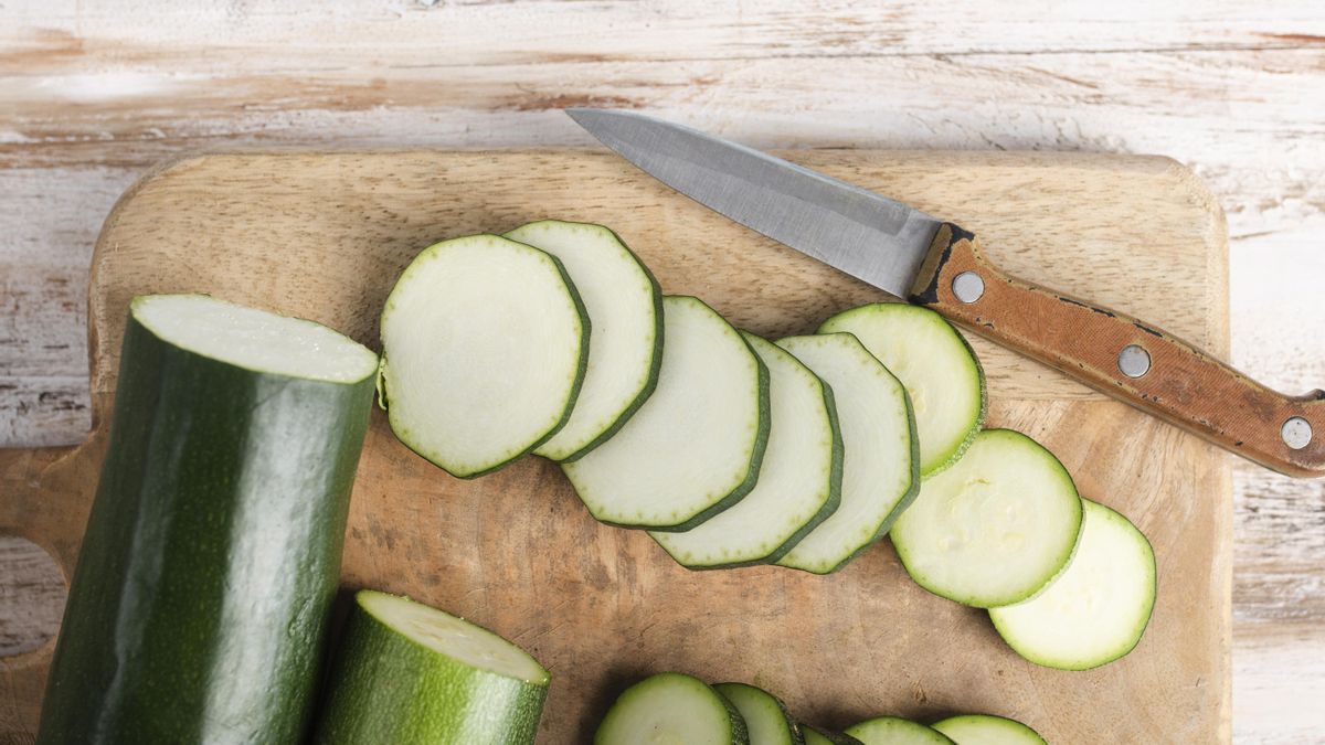 El calabacín es beneficioso para la salud gracias a su contenido de agua, fibra, vitaminas A y C, antioxidantes y minerales.