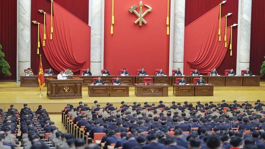 Foto proporcionada por la agencia oficial norcoreana KCNA del líder norcoreano Kim Jong-un (3-i) presidiendo la quinta reunión plenaria del actual Comité Central del Partido de los Trabajadores, en Piongyang, Corea del Norte, el 29 de diciembre de 2019.