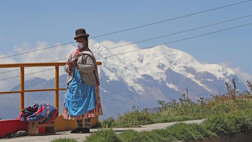 Una mujer aimara con tapabocas es vista ayer en la ciudad de La Paz (Bolivia).