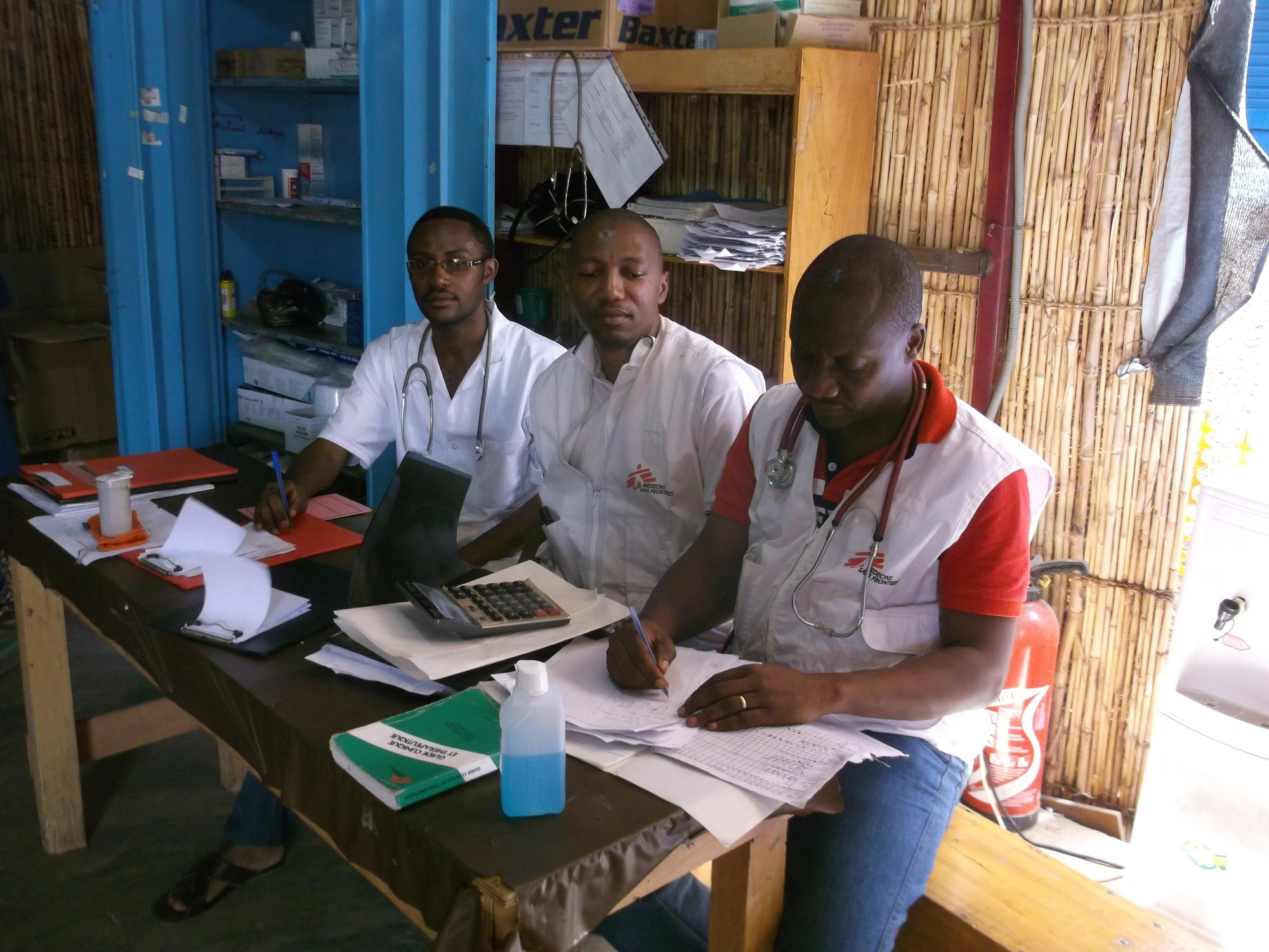 “Ahora mismo estamos en el pico de casos de desnutrición y malaria y hay muchas admisiones en el hospital. Mientras varios médicos están haciendo la ronda en otras salas, yo me encargo de los niños que llegan a la zona de admisiones. Discutimos los casos complicados con los demás médicos. Al mismo tiempo, traspasamos los casos de los niños que hemos visto a los médicos que harán su seguimiento”. / Fotografía: MSF