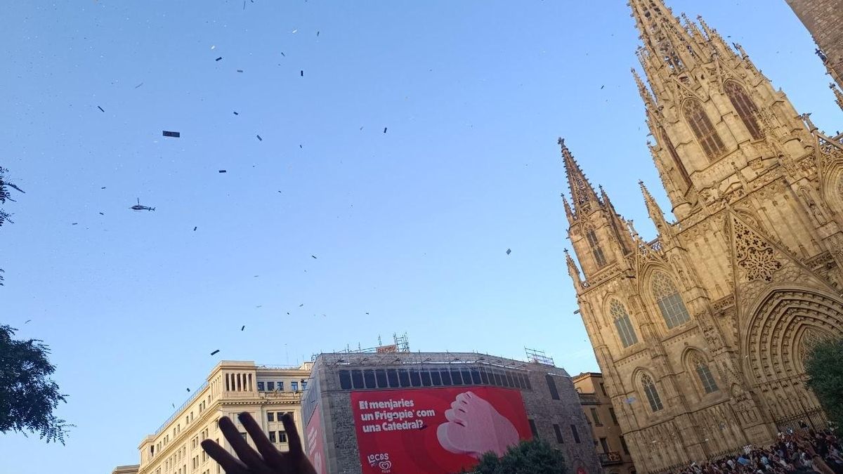 Cien mil poemas caen desde el cielo para recordar e “invertir” los bombardeos fascistas sobre Barcelona