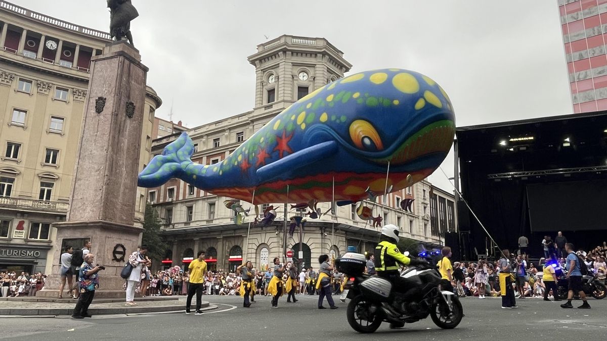 La ballena Bali al inicio de su desfile por la Gran Vía de Bilbao.