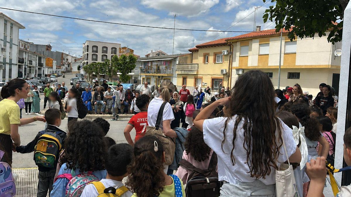Ayer, a la salida de clase en el colegio Gonzalo Encabo