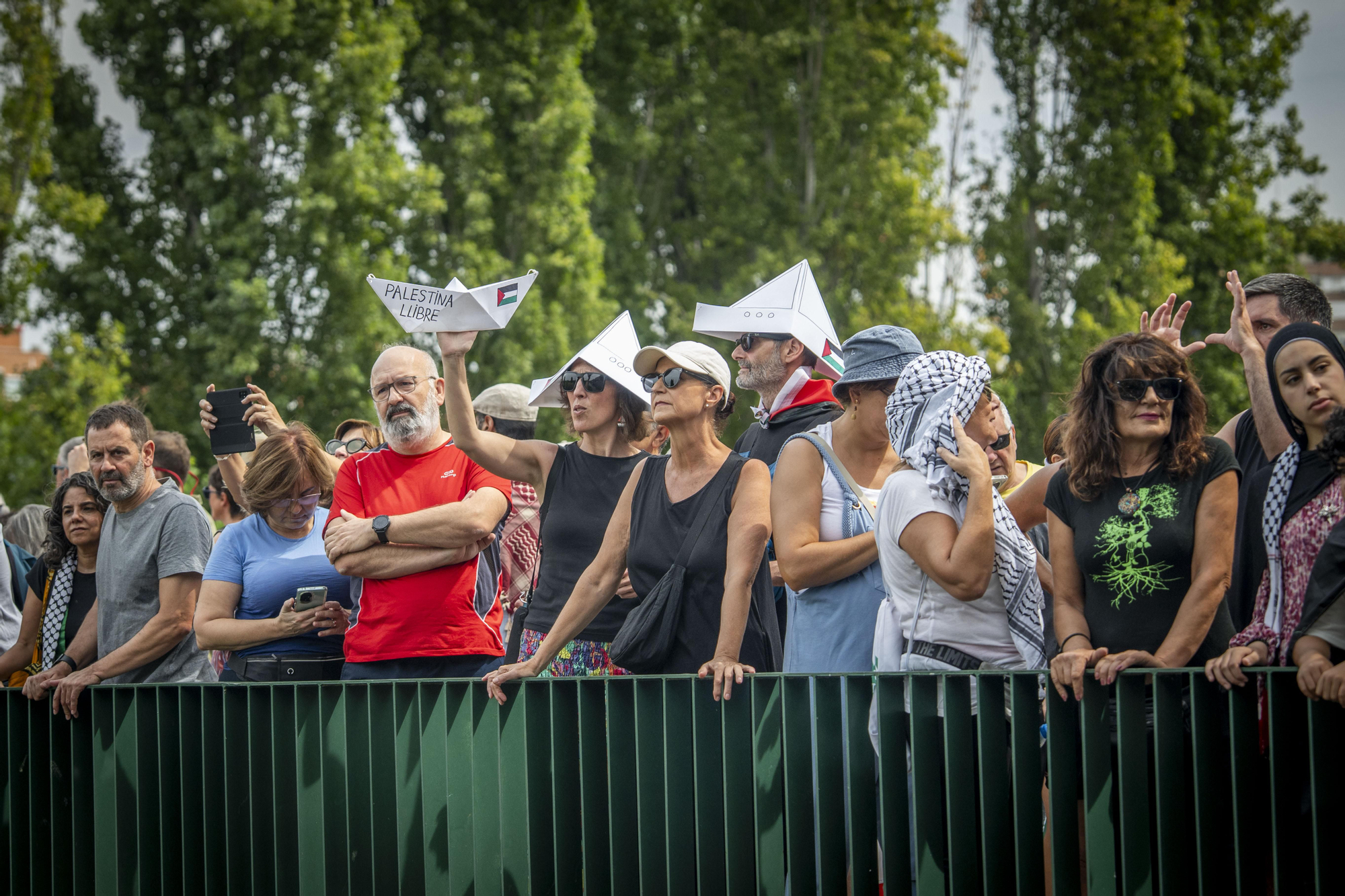 Cientos de personas llenan las orillas de Madrid Río en solidaridad con Gaza y para apoyar a la Global Sumud Flotilla
