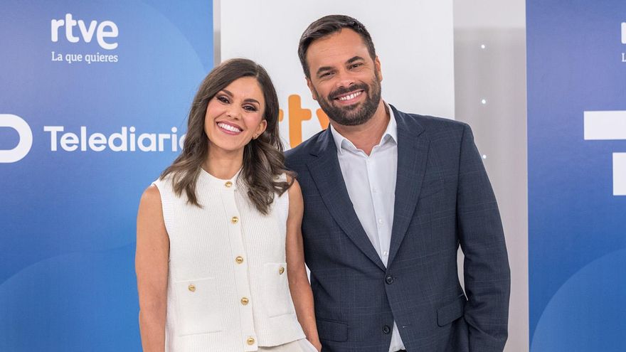 Lorena Baeza y Álex Barreiro, presentadores del Telediario Matinal de RTVE