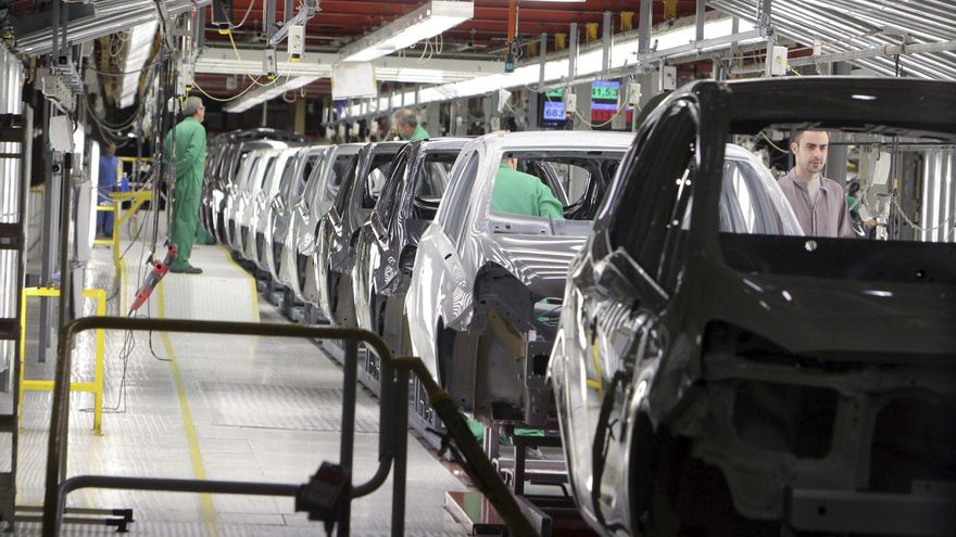 Una vista de la cadena de montaje de la factoría que General Motors España tiene en la localidad zaragozana de Figueruelas, en una fotografía de archivo. EFE/Javier Cebollada